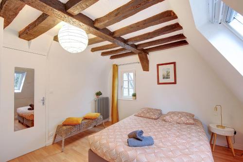 a bedroom with a bed and a ceiling with beams at Cœur de Ville - T3 - 6 personnes - Arrivée Autonome in Tours