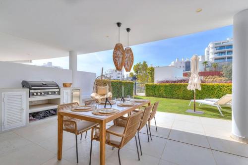 Beautiful Deluxe Garden Apartment