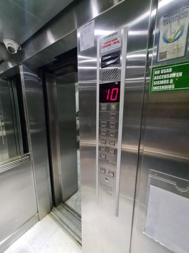 un ascensor en un tren del metro con un reloj en él en Departamento Vina Centro (Portal Álamo), en Viña del Mar