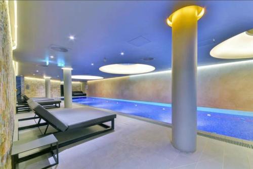 uma piscina num quarto de hotel com piscina em Luxury apartment in Canary Wharf em Londres