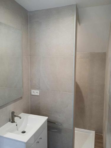 Salle de bains dans l'établissement Gîte rural 3 épis "Aux Pieds des Ar'den" - chambre 1 isolée et chambre 2 dans hall de nuit - 34 rue du Château à 5564 Wanlin - 4 adultes et 2 enfants