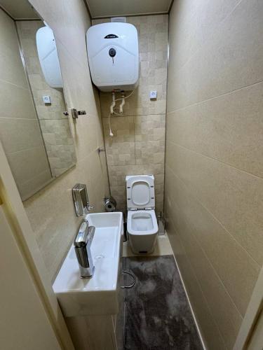 Ένα μπάνιο στο Comfortable apartment in Tashkent