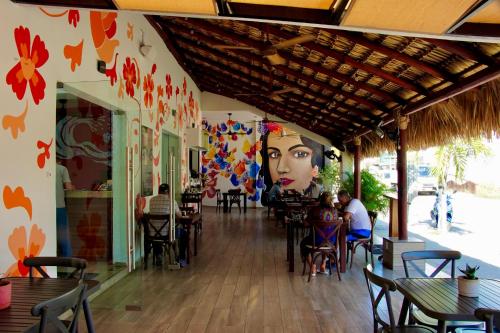 聖克魯斯瓦圖爾科的住宿－Hotel Boutique Eden Costa，墙上挂着女人壁画的餐厅