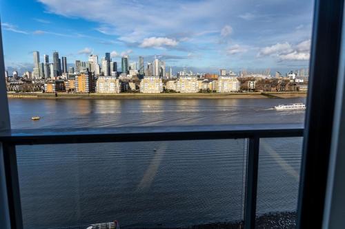 a view of a large city from a river at Luxury 2 bed- 2 bath Riverside Haven in London