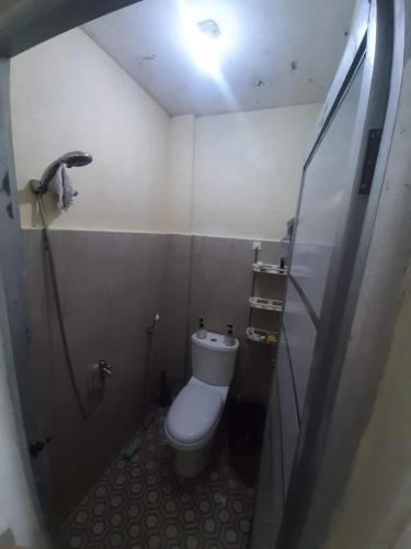 een kleine badkamer met een toilet en een douche bij Griyo sare crepeng in Karangmojo
