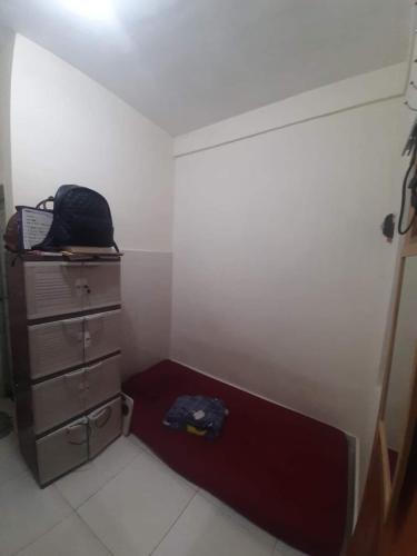 een kamer met een bed in de hoek van een kamer bij Griyo sare crepeng in Karangmojo