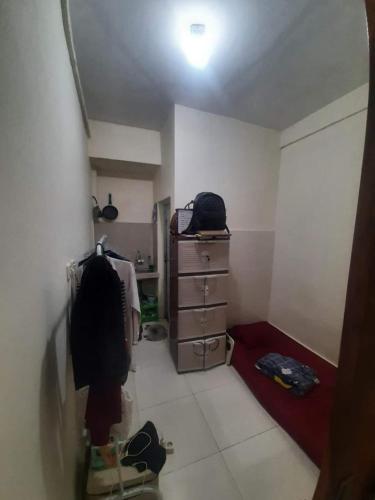 een kamer met een slaapkamer met een dressoir en een bed bij Griyo sare crepeng in Karangmojo