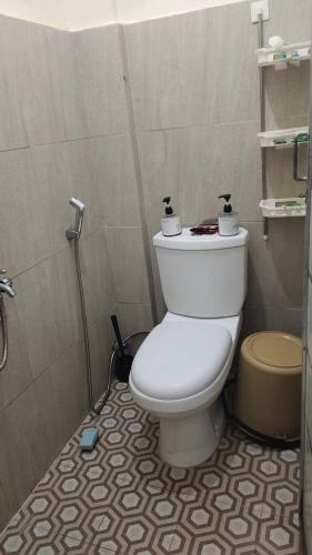 een badkamer met een wit toilet in een douche bij Griyo sare crepeng in Karangmojo
