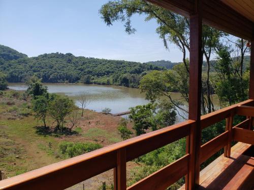 a view of a lake from the porch of a house at Casa rústica às margens do lago 