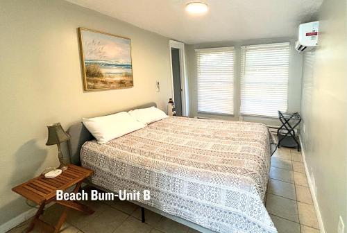 Ένα ή περισσότερα κρεβάτια σε δωμάτιο στο Arlington Bungalows-Sarasota 10 min to Siesta Key