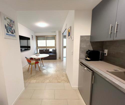 une cuisine et un salon avec une table et une chambre dans l'établissement Petit 2 pièces Carré d'Or, à Nice
