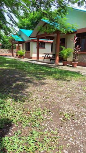 a building with a picnic table in a yard at Cabañas la monita in Villa Tunari