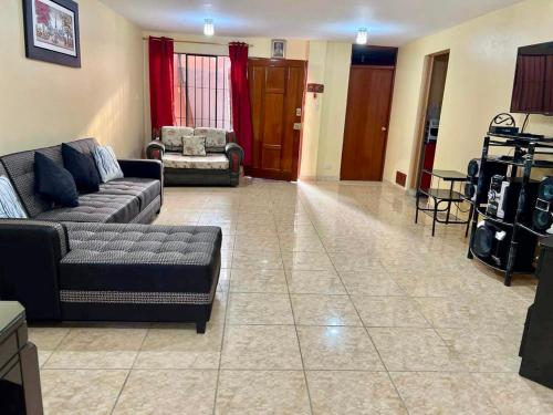 Sala de estar con 2 sofás y TV en Cozy 2/2 apartment in Chorrillos, Lima, en Lima