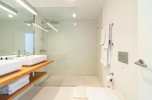 Kúpeľňa v ubytovaní Luxurious Apartment In Terrazas Del Duque