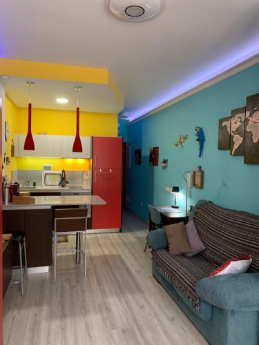 ラスパルマス・デ・グランカナリアにあるCasa a Medida - Smart Home - Canterasのリビングルーム(ソファ付)、キッチン
