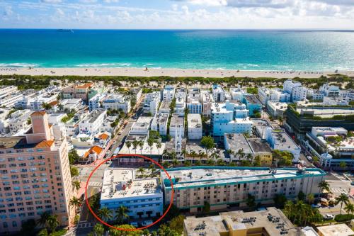 uma vista aérea de uma cidade com a praia em Best location in SOBE - 2 min to beach & Ocean Dr em Miami Beach