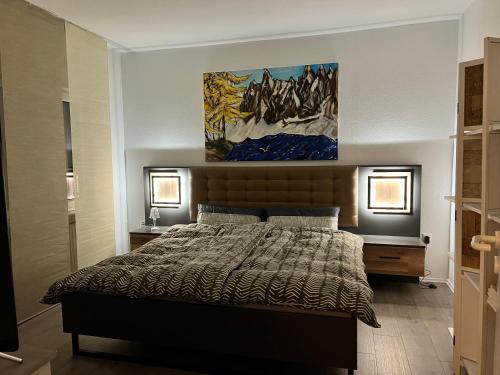 1 dormitorio con 1 cama y una pintura en la pared en Ney-Stay Ferienwohnung en Norderney