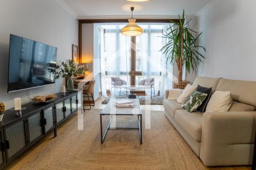 希洪Corrida 37的客厅里有一张沙发和一台电视