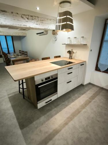 une cuisine avec un comptoir en bois et un évier dans l'établissement Appartement 6-8 personnes, gîte, climatisé, classé 3 étoiles, proche du zoo de Beauval et des châteaux de la Loire, à Selles-sur-Cher