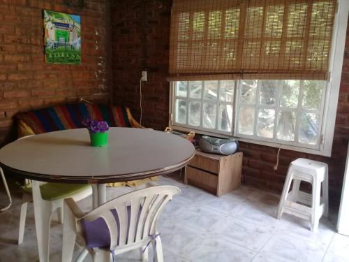Zimmer mit einem Tisch, Stühlen und einem Sofa in der Unterkunft Dpto Al Paso in Zapala