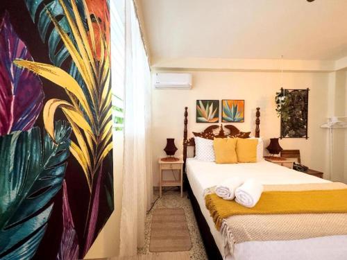 a bedroom with a bed and a painting on the wall at 610@Miramar in San Juan