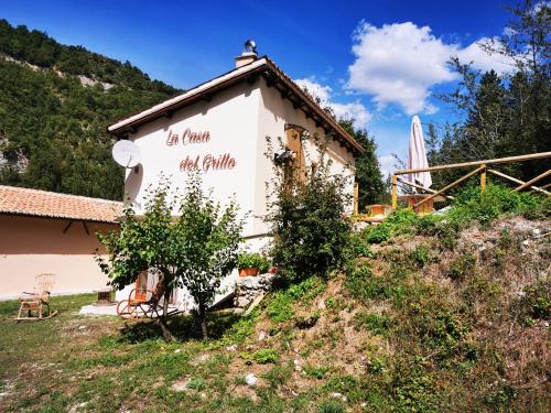 a building with a sign on the side of it at LA CASA DEL GRILLO - Valle del Menotre - Rasiglia in Orsano