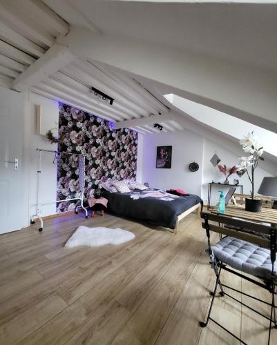 une chambre avec un grand lit dans une pièce dans l'établissement La panthère rose, à Honfleur