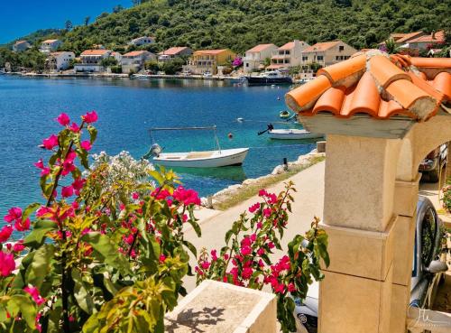 vistas a un lago con barcos en el agua en Charming Holiday Home Lady Kate en Lastovo