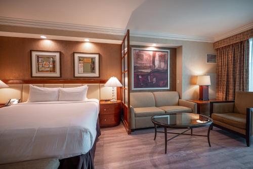 Säng eller sängar i ett rum på No Resort Fee Strip View Balcony+ Free Valet+ Pool