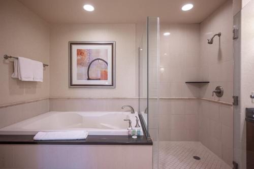 y baño con bañera y ducha. en No Resort Fee Strip View Balcony+ Free Valet+ Pool en Las Vegas