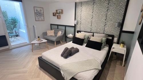 a bedroom with a bed and a living room at Le Petit Patio in Aix-en-Provence