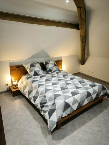 une chambre avec un lit à carreaux noirs et blancs dans l'établissement Appartement 6-8 personnes, gîte, climatisé, classé 3 étoiles, proche du zoo de Beauval et des châteaux de la Loire, à Selles-sur-Cher