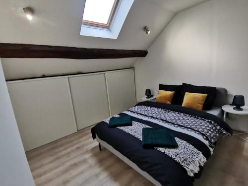 - une chambre mansardée avec un lit king-size dans l'établissement Green Horizon Château Thierry, à Château-Thierry