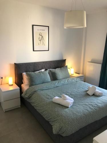 um quarto com uma cama com duas toalhas em Koroni House em Iráclio
