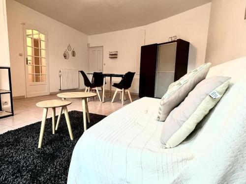 1 dormitorio con 1 cama, mesa y sillas en Maison cocooning près de Honfleur, en La Rivière-Saint-Sauveur