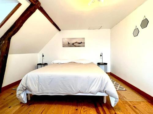 1 dormitorio con 1 cama blanca en el ático en Maison cocooning près de Honfleur, en La Rivière-Saint-Sauveur