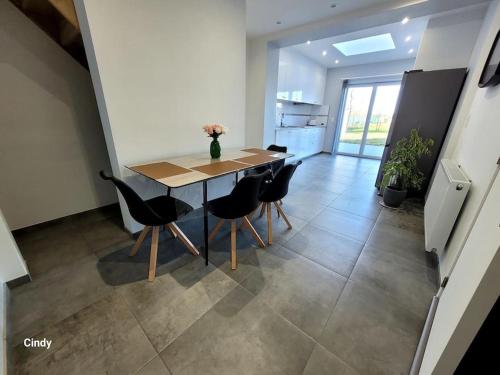 un comedor con mesa y sillas en una habitación en charmante maison 2 chambres, entièrement rénovée, 