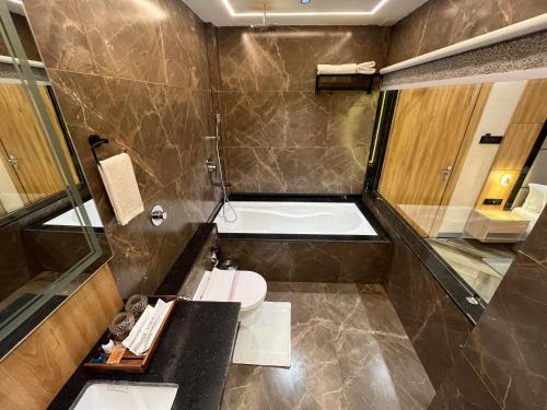 Ashoka Hotel tesisinde bir banyo