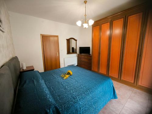 a bedroom with a blue bed with a blue blanket at Casa vacanze La Quercia in Argenta