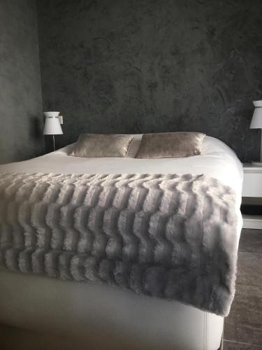 - une chambre avec un lit avec une couette et 2 lampes dans l'établissement Elegant F2 with all comforts in center of Cannes, à Cannes