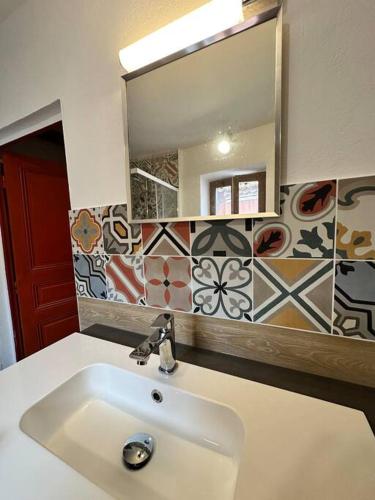 une salle de bain avec un lavabo et un miroir dans l'établissement Appartement centre village, à Roussillon