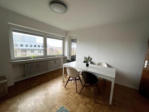 een woonkamer met een witte tafel en stoelen bij LOOT LARGE /Stadtrand /Parkplatz in Kitzingen