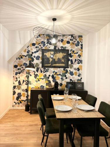 une salle à manger avec une table et quelques chaises dans l'établissement Petit coin de paradis proche Gare de l'Est, à Paris