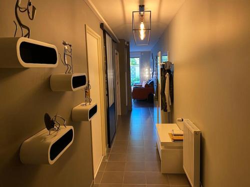 une salle de bain avec deux lavabos au mur et un couloir dans l'établissement Coin de détente au centre ville, à Bondy