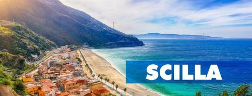 una vista aérea de la playa y del océano en B&B Omnia Scilla en Scilla
