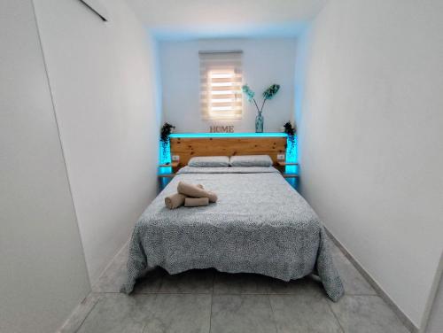 ein Schlafzimmer mit einem Teddybär auf einem Bett in der Unterkunft Apartamento OCEAN PEARL in Corralejo