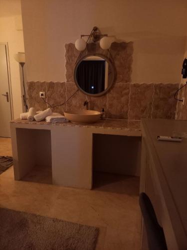 a bathroom with a sink and a mirror at CENTRAL VIEW ΜΙΔΕΙΑ in Levádeia