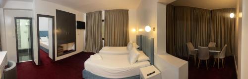 ein Hotelzimmer mit einem Bett und einem Bad in der Unterkunft Crystal boulevard hôtel in Tangier