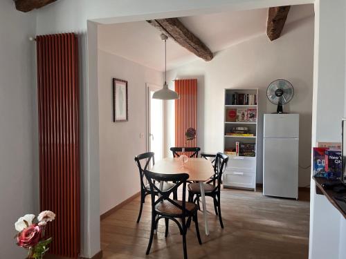 cocina y comedor con mesa y sillas en CasaMancio, loft in heart of medieval Tuscan city, en Pistoia