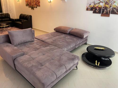 a brown couch in a living room with a table at Apartamento exclusivo in Tangier